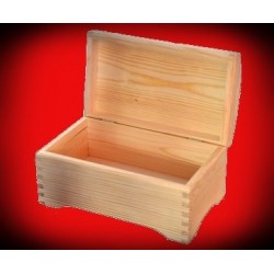 Drewniana szkatułka kuferek